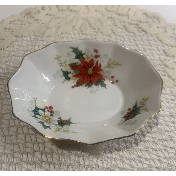 Vintage Royal Albert Bone China- England- Small Oval Sweets Poinsettia Dish Bowl - Picture 1 of 8